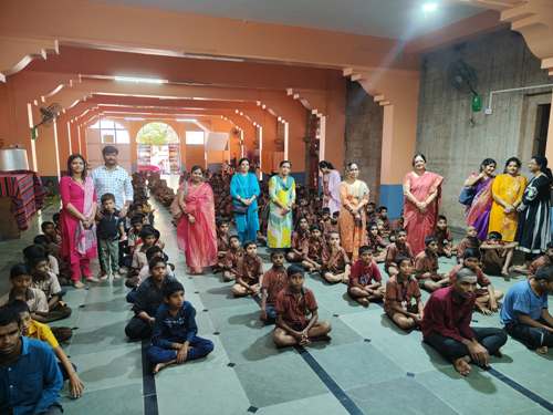 मिताली महिला समिति ने वीरश्वर पुण्याश्रम अनाथ आश्रम गदग में 255 बच्चों को यूनिफॉर्म वितरित किया