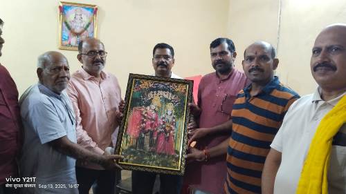 रेणुकूट में पुलिस चौकी इंचार्ज राजेश चौबे को नगरवासियों ने दी भावभीनी विदाई