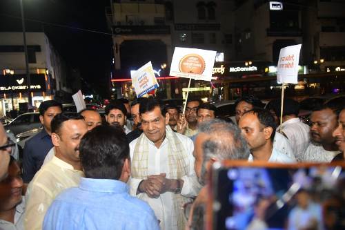 हजरतगंज मार्केट में नगर विकास एवं ऊर्जा मंत्री ए.के. शर्मा का संवाद : घटी जीएसटी मिला उपहार, धन्यवाद मोदी सरकार