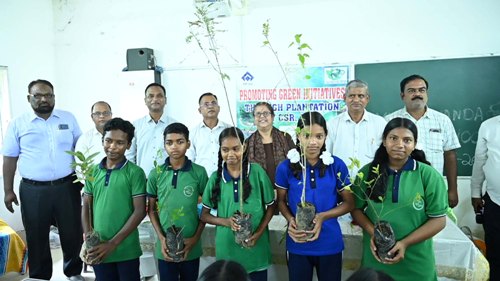 सेल, राउरकेला इस्पात संयंत्र ने लाठीकटा प्रखंड के विवेकानंद उच्च विद्यालय के छात्रों को पौधे वितरित किए