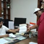 जिलाधिकारी को प्रेक्षागृह बनवाने के लिए सामाजिक संस्था ने सौंपा पत्रक