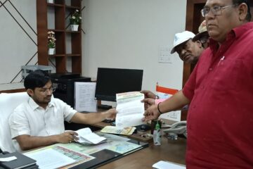 जिलाधिकारी को प्रेक्षागृह बनवाने के लिए सामाजिक संस्था ने सौंपा पत्रक
