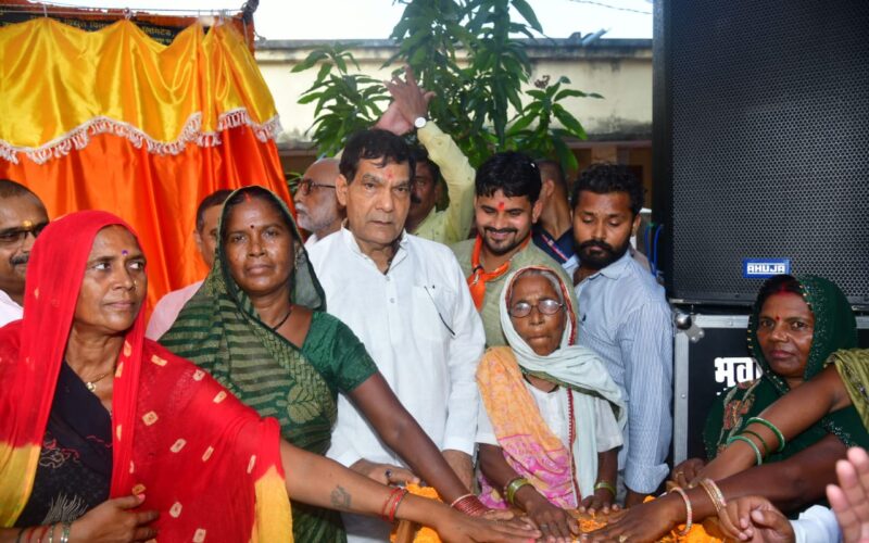 विकास की नई गाथा: मऊ में मंत्री ए.के. शर्मा ने किया करोड़ों की परियोजनाओं का लोकार्पण एवं शिलान्यास