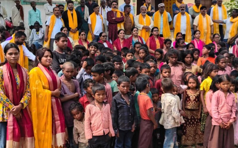 टांगापाथर में परोपकार सेवा समर्पण समिति ने ग्रामीण बच्चों को बतायी प्रेरणादायक बातें