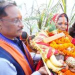 मुख्यमंत्री ने कुनकुरी छठ घाट में सूर्य को दिया अर्घ्य : प्रदेश के सुख, समृद्धि और खुशहाली की कामना की