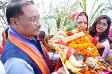 मुख्यमंत्री ने कुनकुरी छठ घाट में सूर्य को दिया अर्घ्य : प्रदेश के सुख, समृद्धि और खुशहाली की कामना की