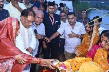 मुख्यमंत्री ने जशपुर में दुलदुला छठ घाट में सूर्य को दिया अर्घ्य: प्रदेश की सुख-समृद्धि और खुशहाली की कामना की