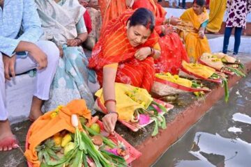 मंत्री श्रीमती लक्ष्मी राजवाड़े ने सूर्यदेव को अर्पित किया संध्या अर्घ्य