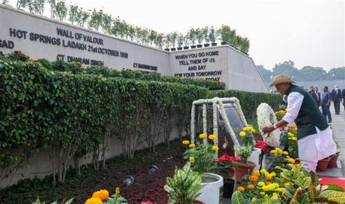 पुलिस स्मृति दिवस: रक्षा मंत्री ने राष्ट्र की सेवा में प्राण न्योछावर करने वाले पुलिस और अर्धसैनिक बलों के वीरों को श्रद्धांजलि दी
