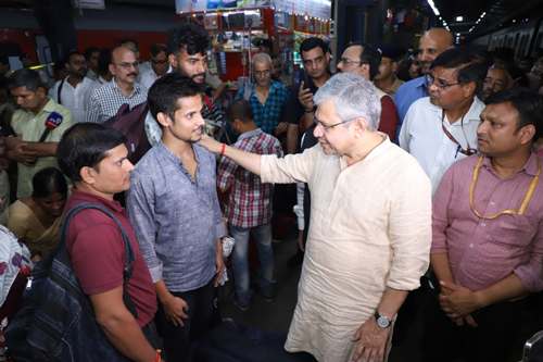 रेल मंत्री अश्विनी वैष्णव ने नई दिल्ली रेलवे स्टेशन पर भीड़ प्रबंधन का जायजा लिया, यात्रियों से सीधे बातचीत की