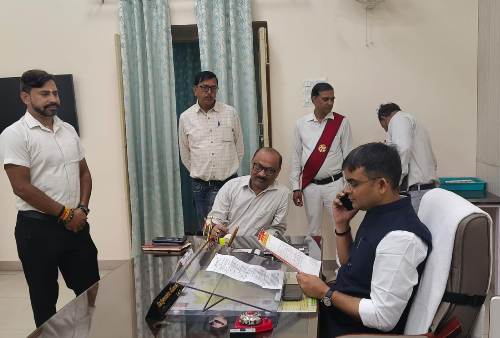 जिलाधिकारी ने जनता दर्शन में फरियादियों की सुनी समस्याएं