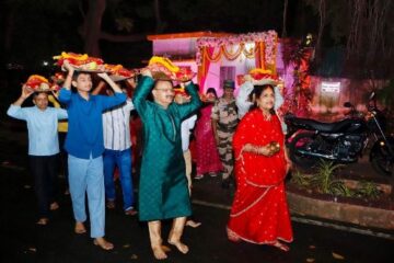 बीसीसीएल सीएमडी मनोज कुमार अग्रवाल ने सपरिवार उदयीमान सूर्य को अर्घ्य अर्पित किया