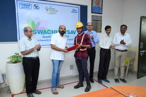 स्वच्छोत्सव 2025 के अंतर्गत हाउसकीपिंग संविदा कर्मी को किया सम्मानित