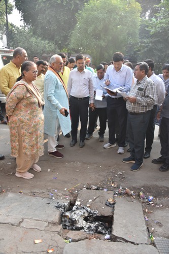 मंत्री सुरेश कुमार खन्ना ने जमीनी हकीकत परखने के उद्देश्य से लखनऊ के विभिन्न जोनों का औचक निरीक्षण किया