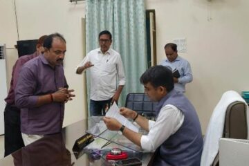 जिलाधिकारी सत्येन्द्र कुमार ने जनता दर्शन में फरियादियों की सुनी समस्याएं