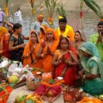 छठ महापर्व के तीसरे दिन डूबते सूर्य को ब्रती महिलाओं ने दिया अर्घ्य
