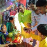 अस्ताचलगामी सूर्य को अर्घ्य देकर नदियों, जलाशयों किनारे बैठी छठ ब्रतधारी महिलाएं