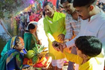 अस्ताचलगामी सूर्य को अर्घ्य देकर नदियों, जलाशयों किनारे बैठी छठ ब्रतधारी महिलाएं