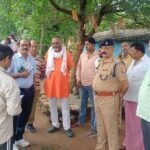 हाईटेंसन तार की चपेट में आने से अधेड़ व्यक्ति झुलसा, 8 गायों की मौत