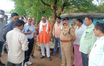 हाईटेंसन तार की चपेट में आने से अधेड़ व्यक्ति झुलसा, 8 गायों की मौत