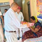 वृद्धाश्रम में मिष्ठान के साथ दीपावली उपहार वितरित