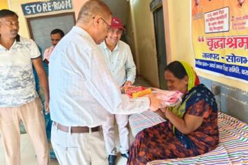 वृद्धाश्रम में मिष्ठान के साथ दीपावली उपहार वितरित