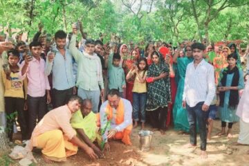 प्रधानमंत्री के मन की बात पूर्व जिला अध्यक्ष डॉ धर्मवीर तिवारी के नेतृत्व में सुनी गई