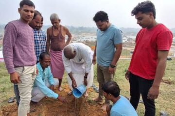 पर्यावरण संरक्षण को लेकर ग्रामीणों की पहल ‘एक पेड़ छठी मईया के नाम’ किया पौधरोपड़