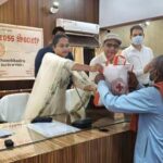 मुख्य विकास अधिकारी ने क्षय रोग से ग्रसित रोगियों को पोषण पोटली का वितरण किया
