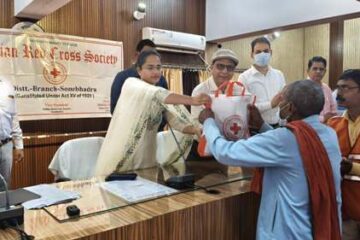 मुख्य विकास अधिकारी ने क्षय रोग से ग्रसित रोगियों को पोषण पोटली का वितरण किया
