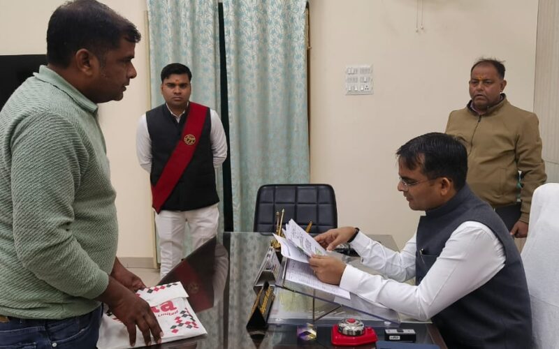 जिलाधिकारी ने जनता दर्शन में फरियादियों की सुनी समस्याएं