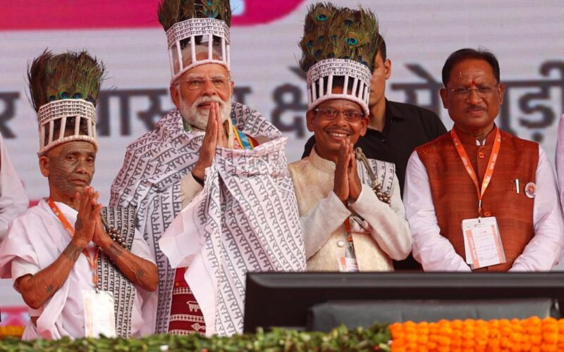 आस्था ने छुआ हृदय : प्रधानमंत्री नरेंद्र मोदी से रामनामी समाज के प्रतिनिधियों की आत्मीय भेंट