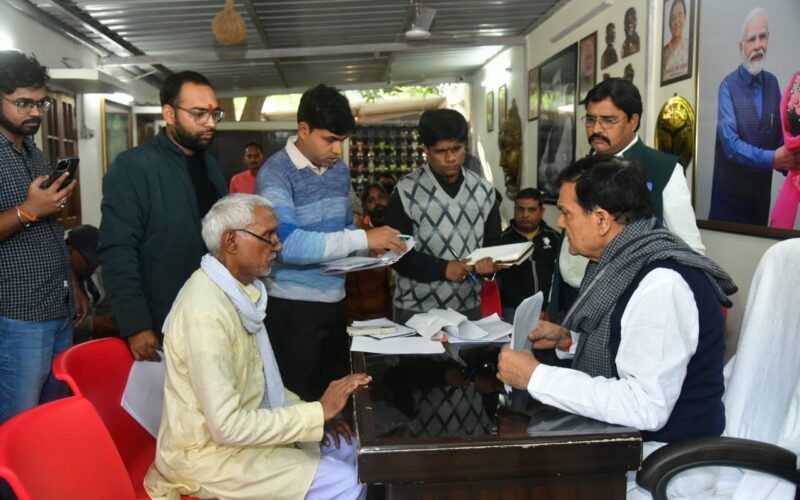 नगर विकास एवं ऊर्जा मंत्री ए. के. शर्मा ने अपने आवास पर की जनसुनवाई