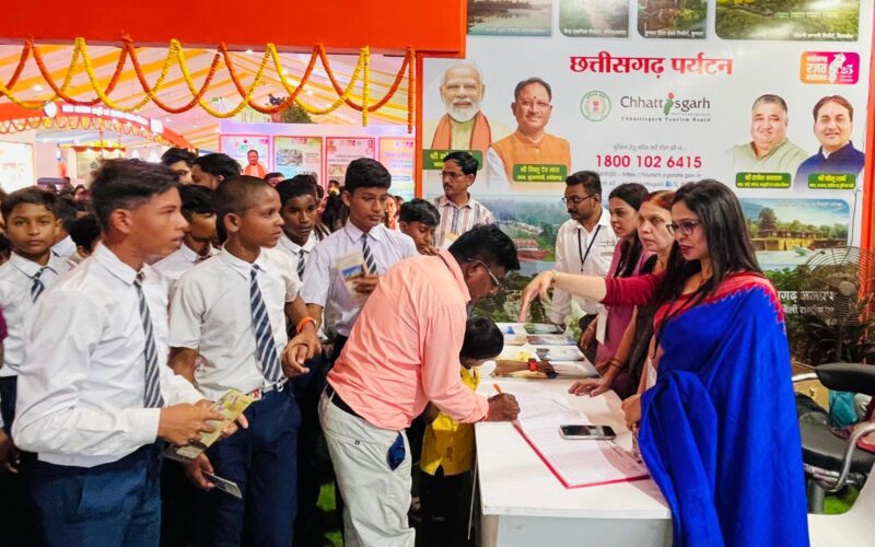 छत्तीसगढ़ के रजत जयंती राज्योत्सव में पर्यटन, संस्कृति एवं धर्मस्व विभाग का स्टॉल बना आकर्षण का केन्द्र,उमड़ी दर्शकों की भीड़