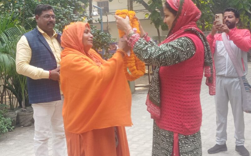 साध्वी सुमन पुरी की पदयात्रा का कैथी में किया गया स्वागत