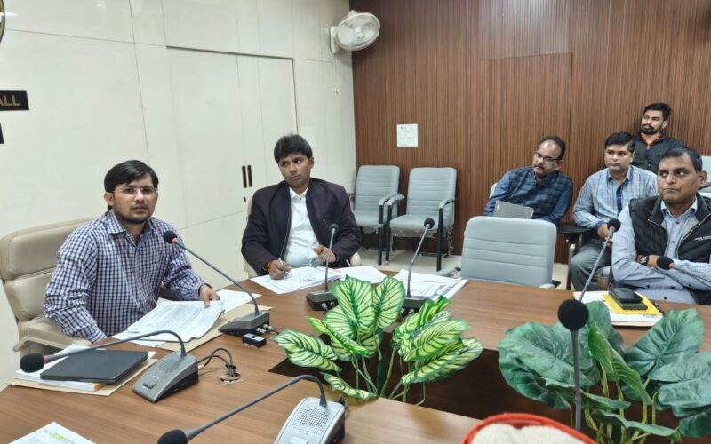 50 लाख से अधिक लागत के निर्माण कार्यो की प्रगति सम्बन्धित बैठक जिलाधिकारी की अध्यक्षता में संपन्न