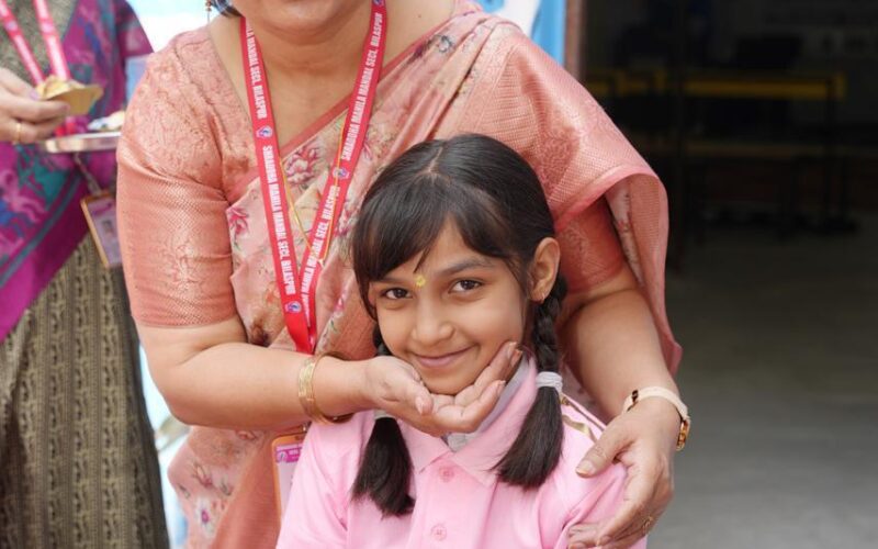 श्रद्धा महिला मंडल द्वारा श्रवण-बाधित बालिकाओं के बीच मनाया गया बाल दिवस