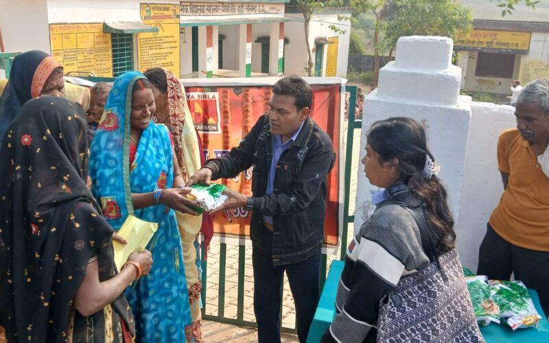 हथवानी में किसानों को बिड़ला कार्बन ने बांटे मौसमी सब्जियों के बीज