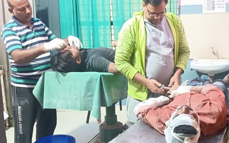 ओवरटेक करने के चक्कर में बाइक से बाइक भिड़ीं दो घायल