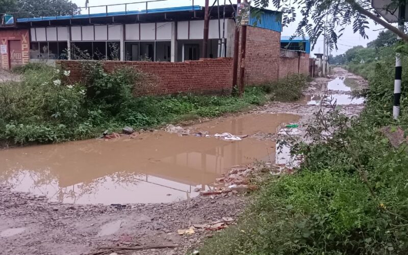 भंदहा दुर्गवा मार्ग बुरी तरह क्षतिग्रस्त,जनसुनवाई में शिकायत दर्ज