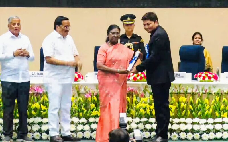 राष्ट्रपति द्रौपदी मुर्मु ने रायपुर जिले को किया सम्मानित