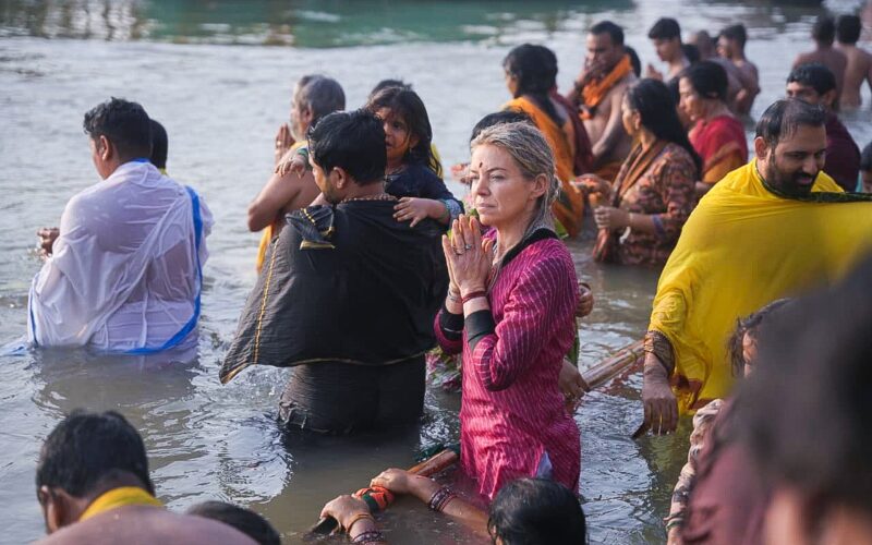 कार्तिक पूर्णिमा पर काशी के घाटों पर उमड़ा आस्था का सागर,लाखों श्रद्धालुओं ने किया गंगा स्नान