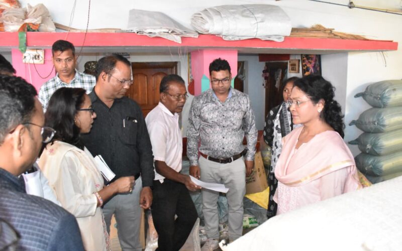 कलेक्टर ने बालोद के गुजरा में फुटकर धान व्यापारी के घर में पहुँच जब्त किए धान का किया अवलोकन