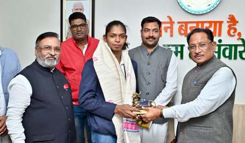 मुख्यमंत्री विष्णु देव साय ने महिला कबड्डी विश्व कप की स्टार खिलाड़ी संजू देवी को दी बधाई