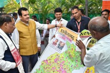 पेंटर शिवकुमार निराला ने मुख्यमंत्री श्री विष्णु देव साय को भेंट किया विशिष्ट ‘राजनीतिक मानचित्र