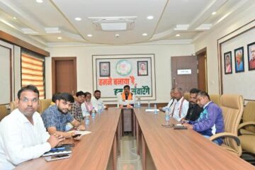 शिक्षा मंत्री गजेन्द्र यादव ने नवा रायपुर निवास में सुना प्रधानमंत्री के ‘मन की बात’ का 128वां एपिसोड