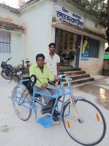 छत्तीसगढ़ सरकार की संवेदनशील पहल से दिव्यांगजनों को तत्काल मिल रही ट्रायसायकल एवं बैसाखी