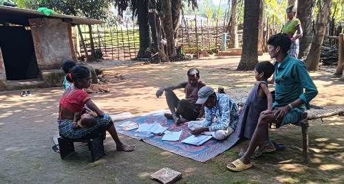 जंगल-पहाड़ों के रास्तों से मतदाताओं तक पहुंच रही टीम, नारायणपुर में विशेष गहन पुनरीक्षण ने पकड़ी रफ्तार