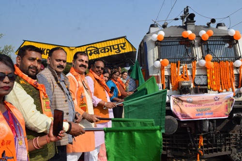 सरगुजा संभाग के 850 श्रद्धालु विशेष ट्रेन से अयोध्या धाम के लिए हुए रवाना….