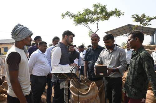 बलौदा बाजार कलेक्टर ने सहकारी समिति सुहेला में धान खरीदी कार्य  का किया निरीक्षण